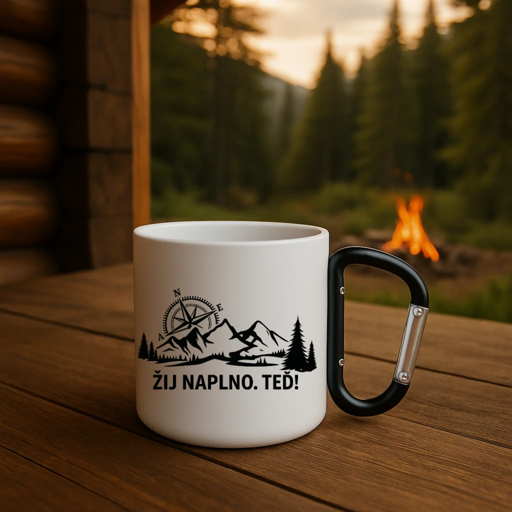 Outdoor plecháček „Žij naplno. Teď!“ s karabinou