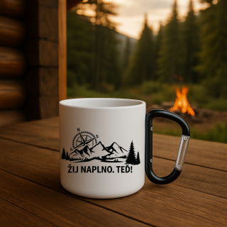 Outdoor plecháček „Žij naplno. Teď!“ s karabinou